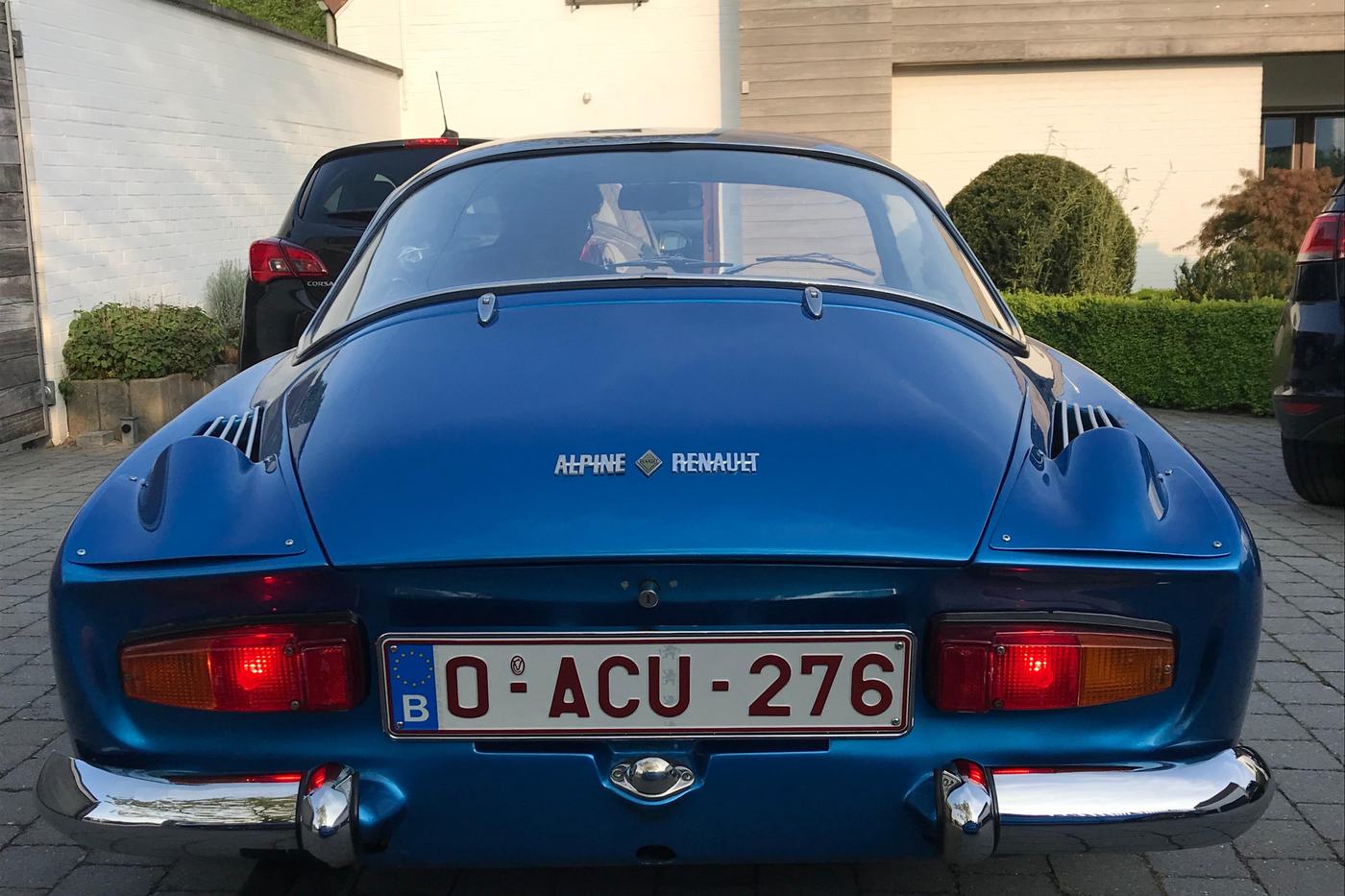 Arrière de l’Alpine A110 1300 bleue, avec son monogramme Alpine Renault et ses feux ronds