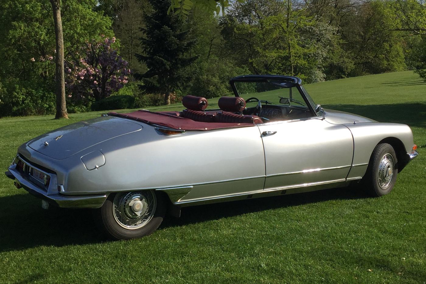 Profil arrière du cabriolet Citroën DS 21 gris, avec ses sièges en cuir bordeaux