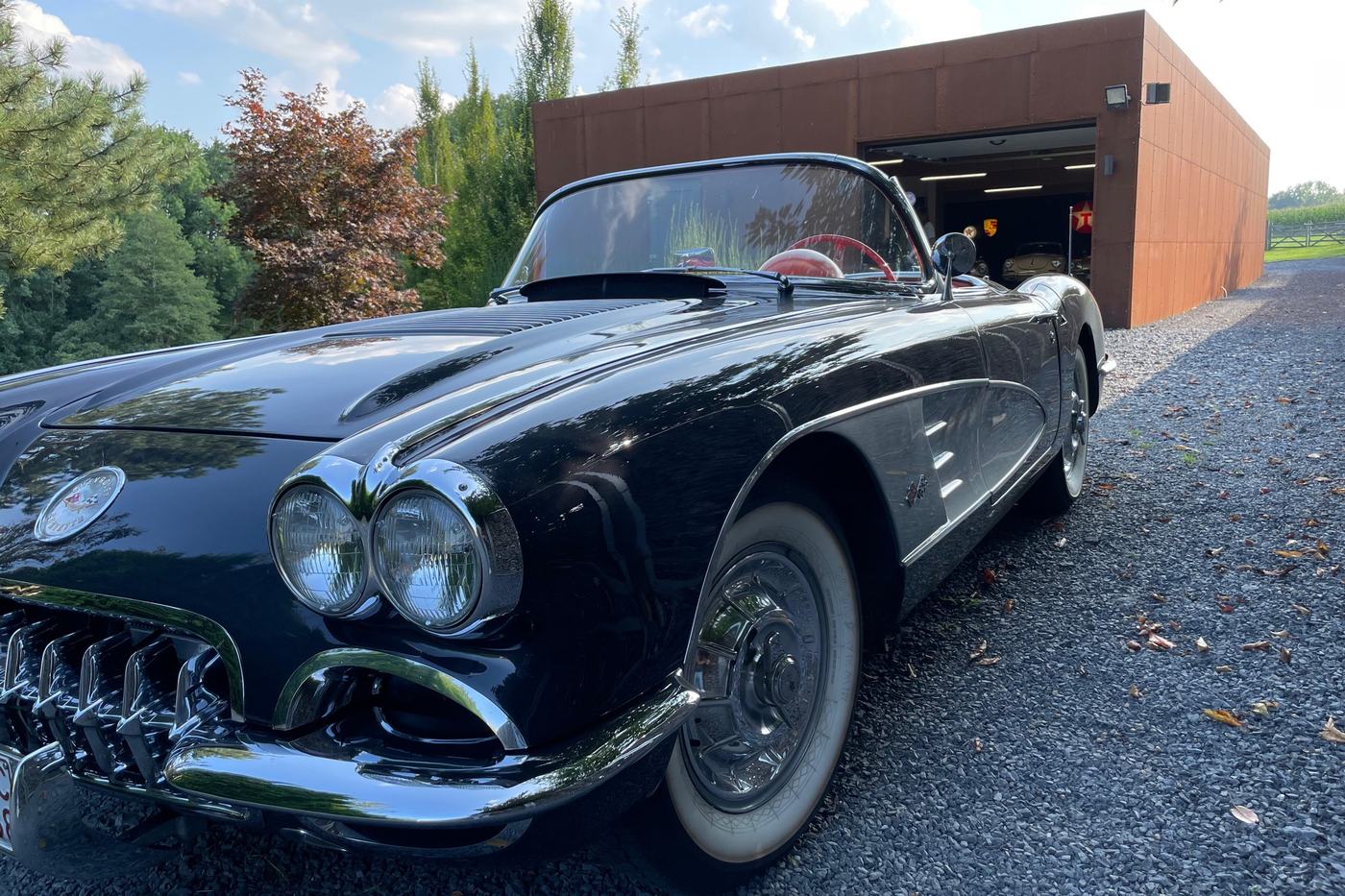 Corvette C1 noire de 1958 vue de trois quarts avant, avec ses quatre phares et sa calandre chromée