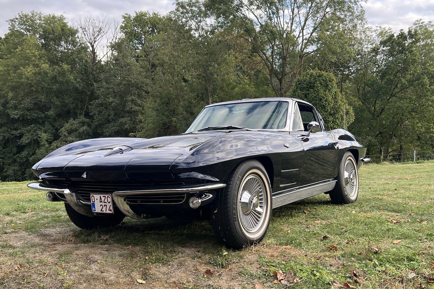 Corvette C2 Sting Ray split-window vue de trois quarts avant, phares escamotables fermés