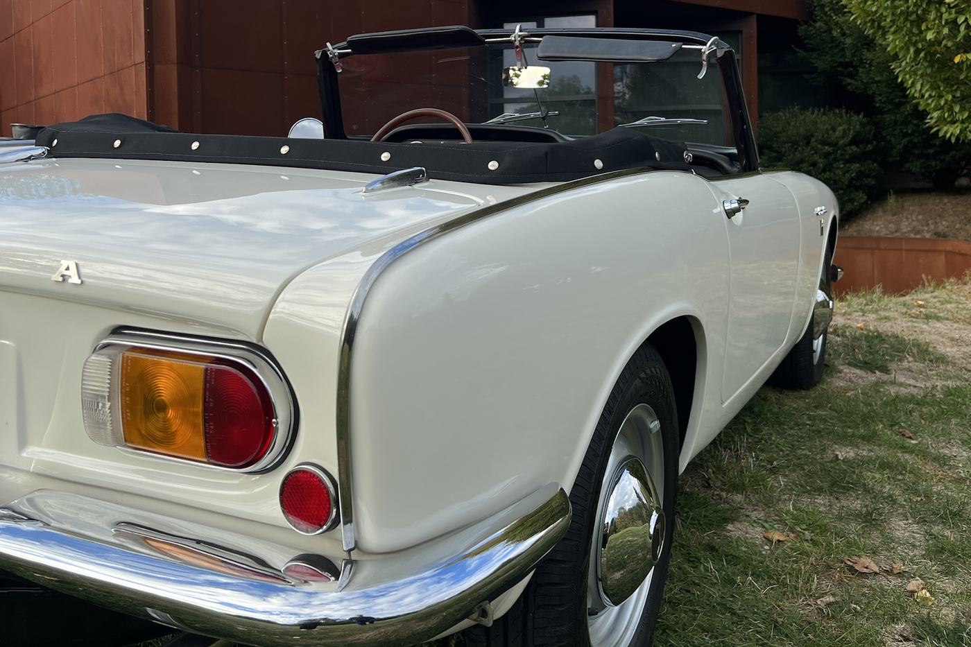 Arrière du Honda S800 blanc : feu orange et rouge et pare-chocs chromé