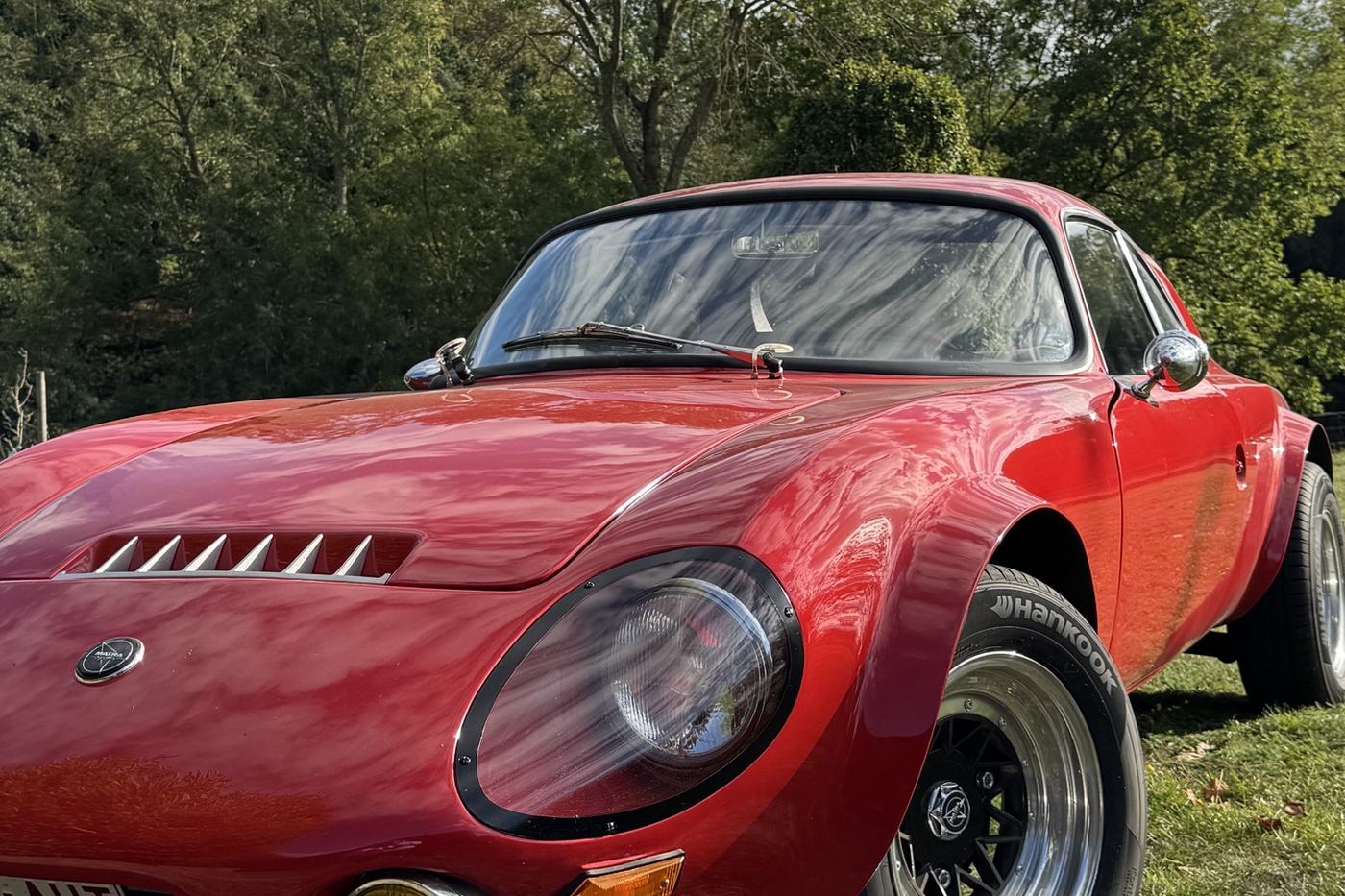 Matra Djet 5S Gordini rouge de 1966 vue de trois quarts avant, prises d’air sur le capot