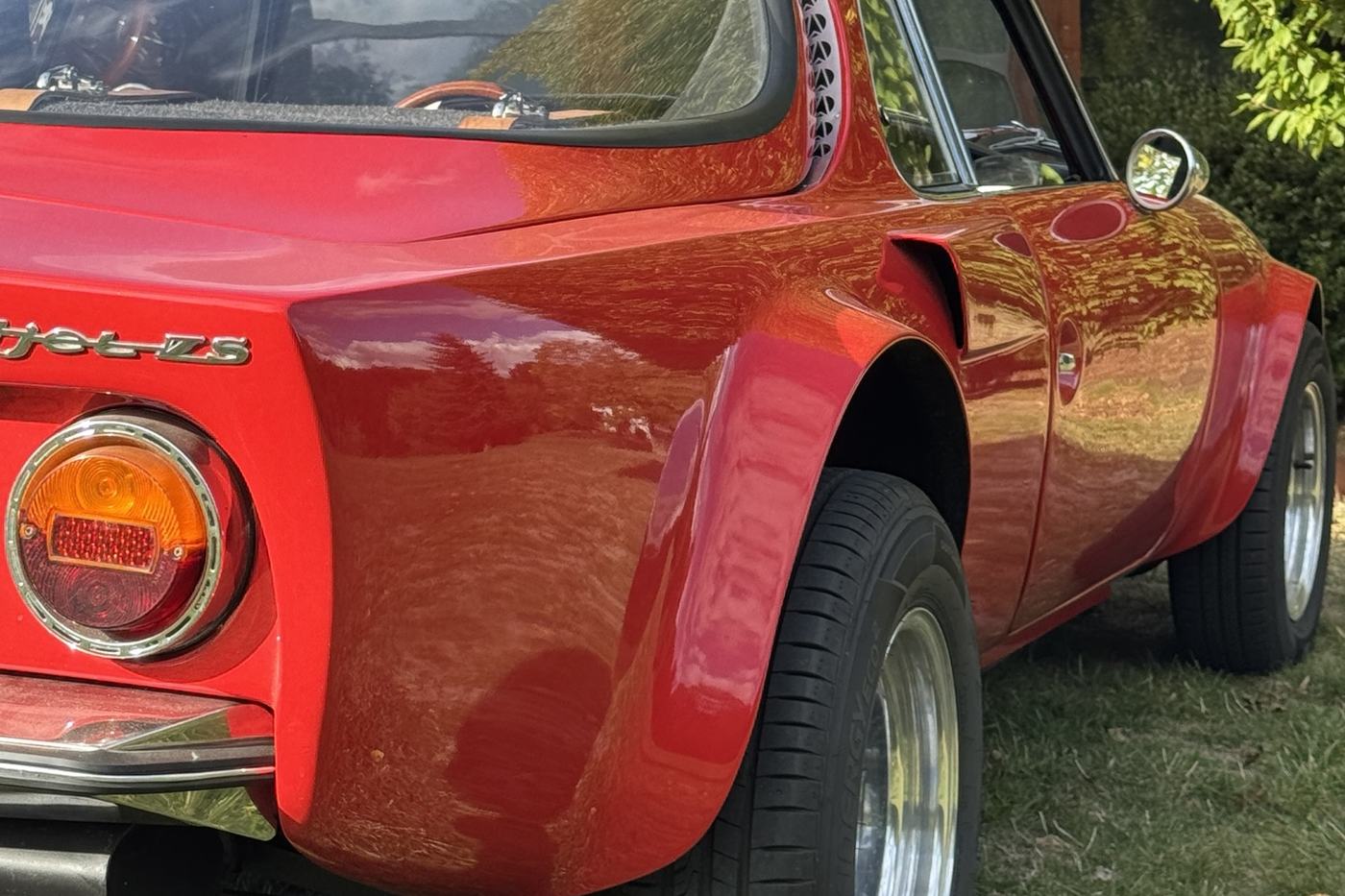 Détail arrière de la Matra Djet rouge : feu rond, monogramme Djet 5S et aile galbée