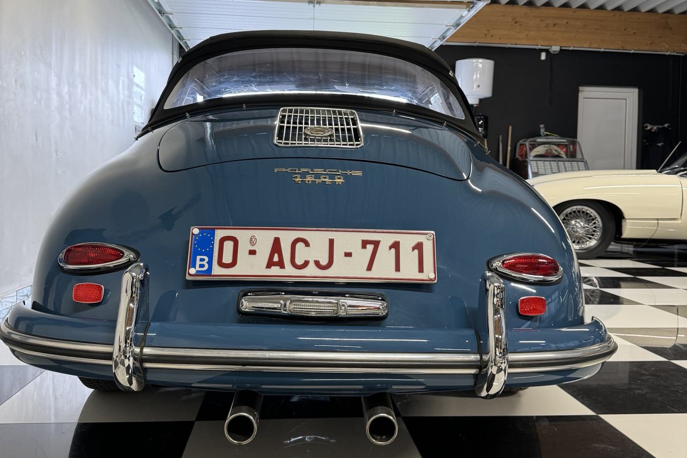 Arrière de la Porsche 356 A bleue, avec son monogramme 1600 Super et ses deux sorties d’échappement