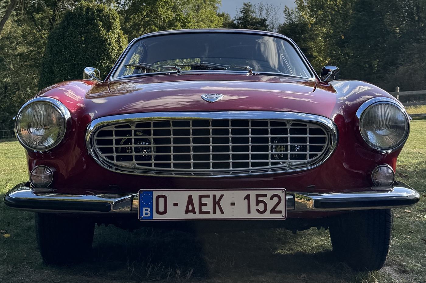 Face avant de la Volvo P1800 : calandre chromée, phares ronds et pare-chocs fin